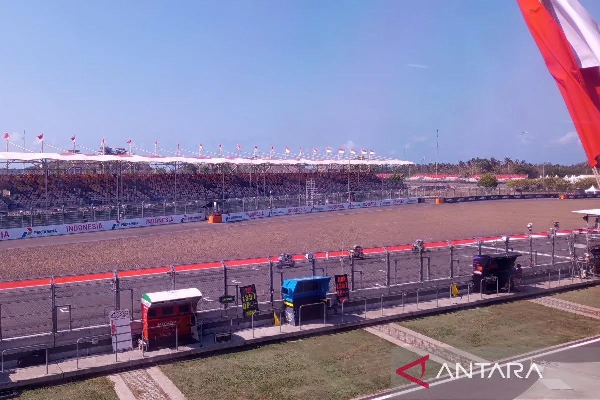 Motorcycle racing circuit with pit facilities and trackside safety barriers
