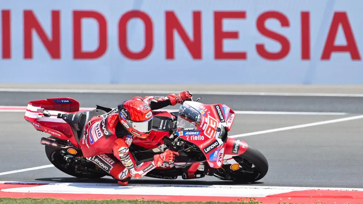 Motorcycle racing circuit with kerbs and a gravel run-off area