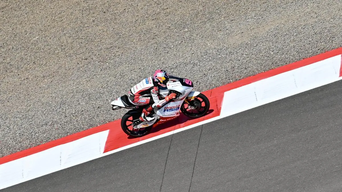 Motorcycle racing circuit with starting-grid markings and trackside barriers