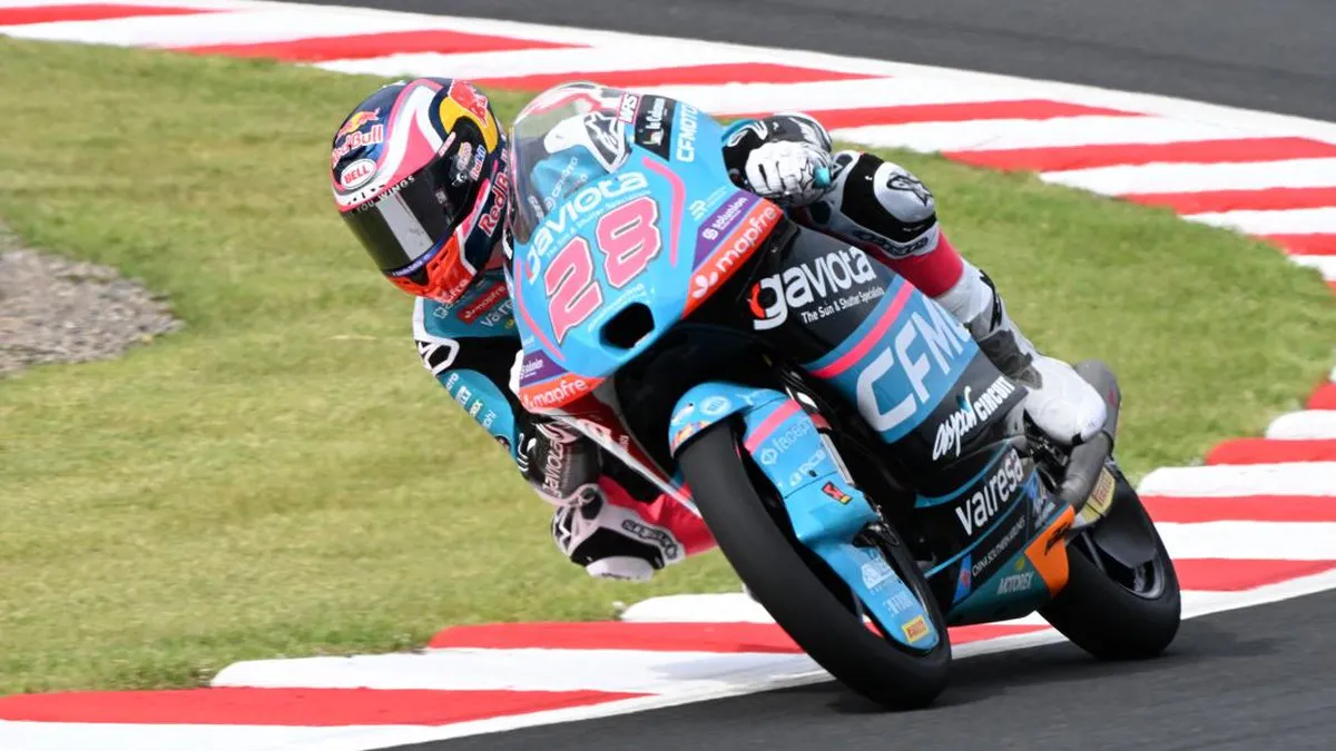 Motorcycle racing circuit with a starting grid and trackside barriers