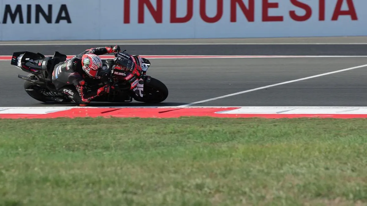 Motorcycle racing circuit with kerbs and a starting grid