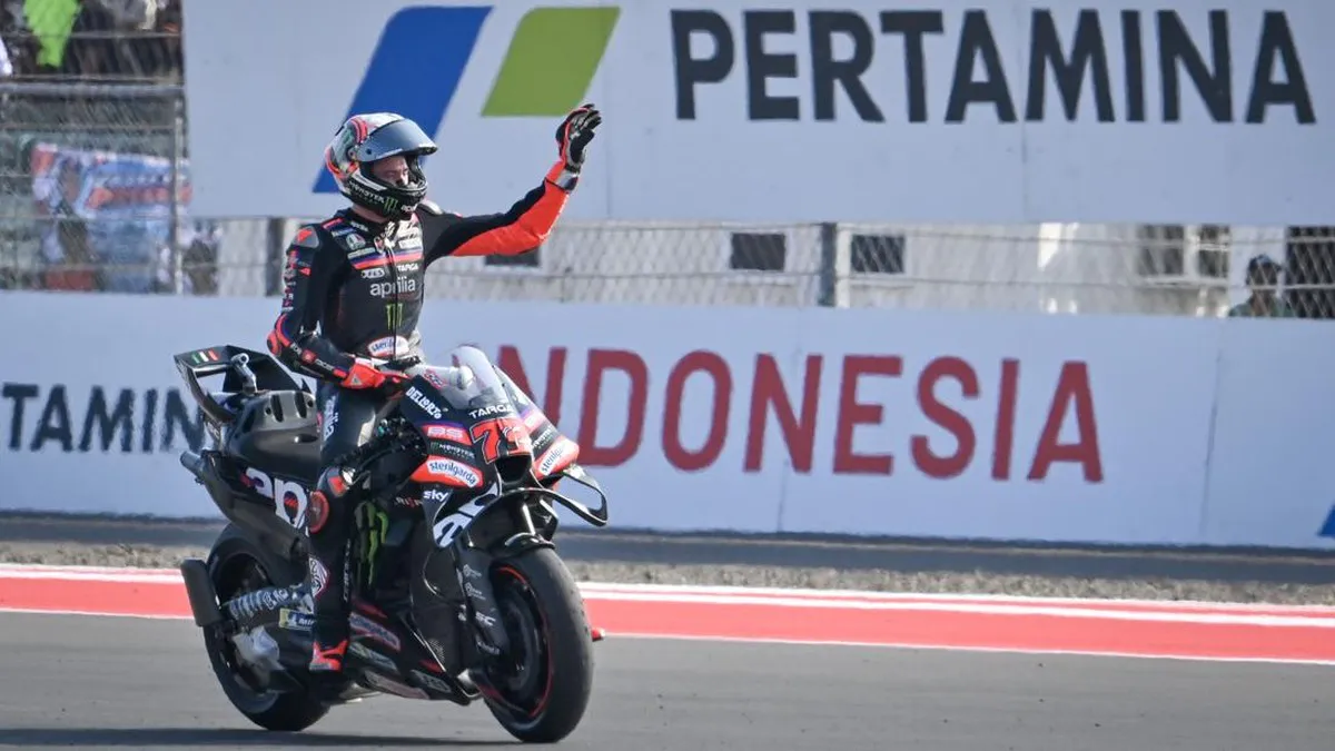 Motorcycle racing circuit with kerbs and a starting grid