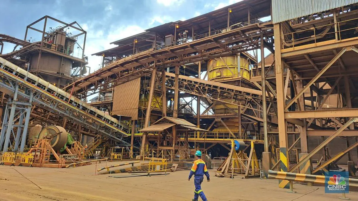 Industrial processing facilities and metal storage tanks