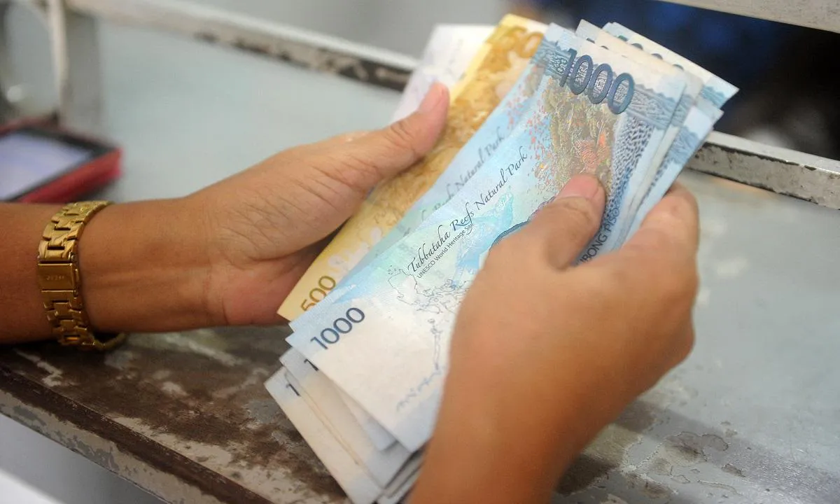 Philippine peso banknotes illustrating household remittance income