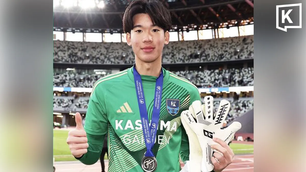 Goalkeeper gloves and a football beside a goal