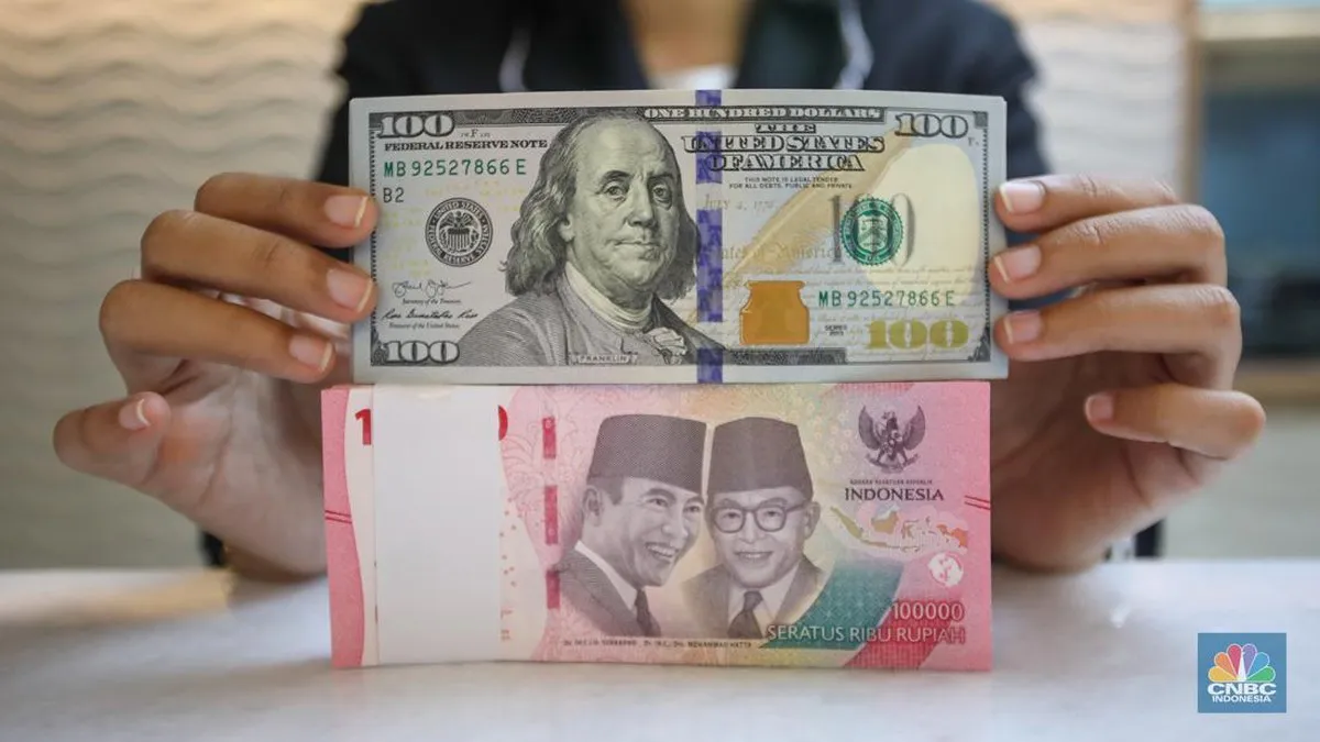 Indonesian rupiah banknotes beside US dollar banknotes