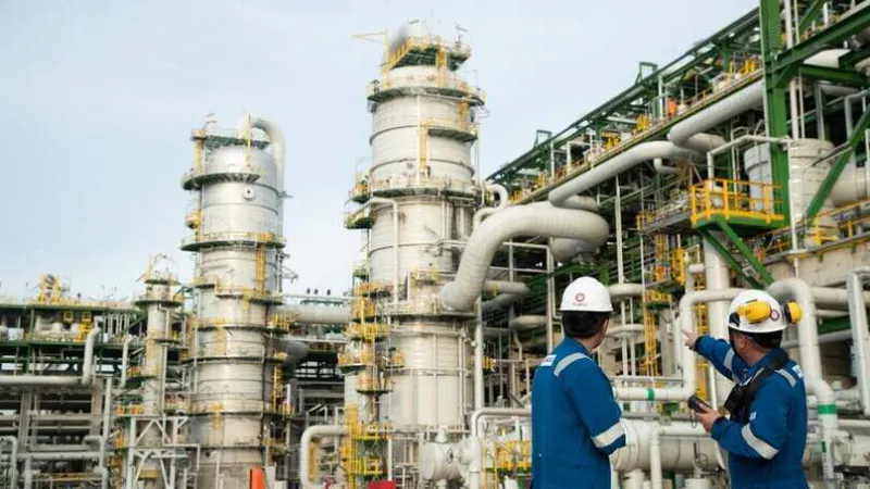 Storage tanks and processing equipment at a petrochemical complex