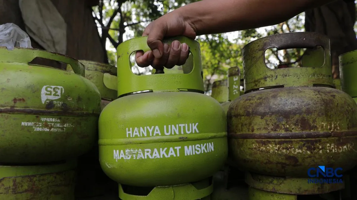 Gas cylinders arranged at a storage facility