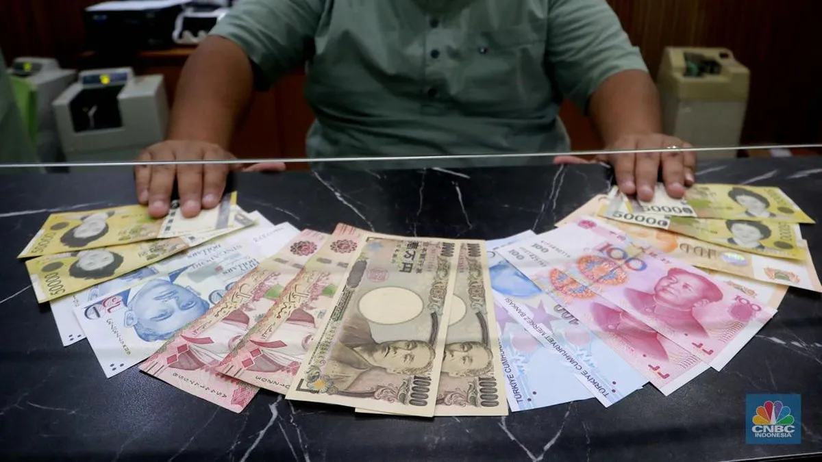 Indonesian rupiah banknotes beside US dollar notes