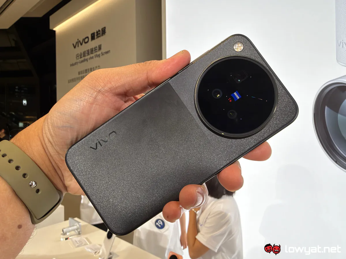 Illustration of two smartphones with circular rear camera modules
