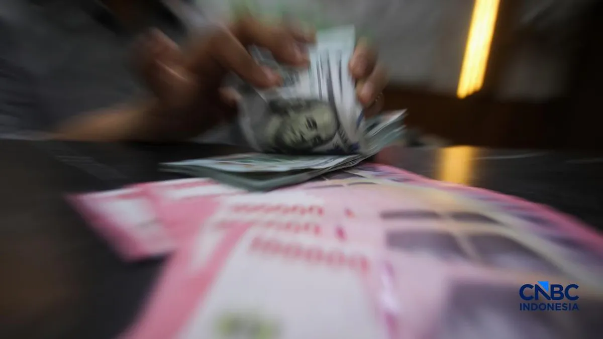 Indonesian rupiah banknotes beside US dollar banknotes