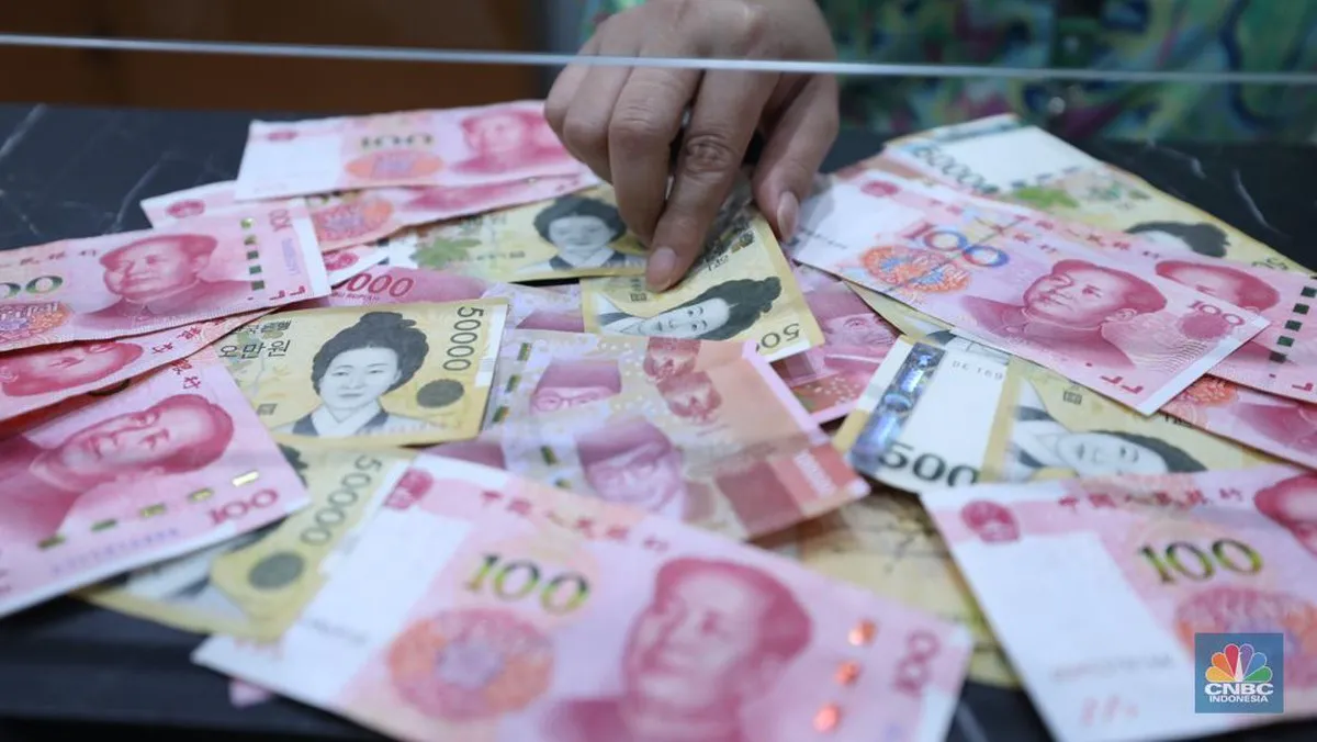 Indonesian rupiah and Philippine peso banknotes beside US dollar notes