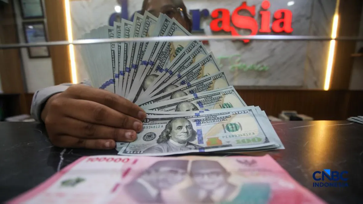 Indonesian rupiah banknotes beside US dollar notes