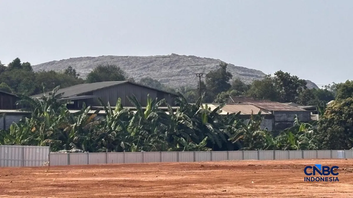 Illustration of a waste-to-energy facility connected to electricity transmission lines