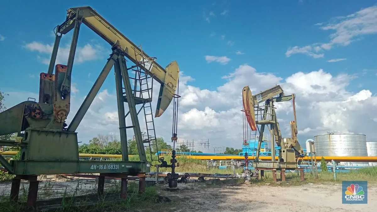 Oil production equipment and pipelines at an industrial site