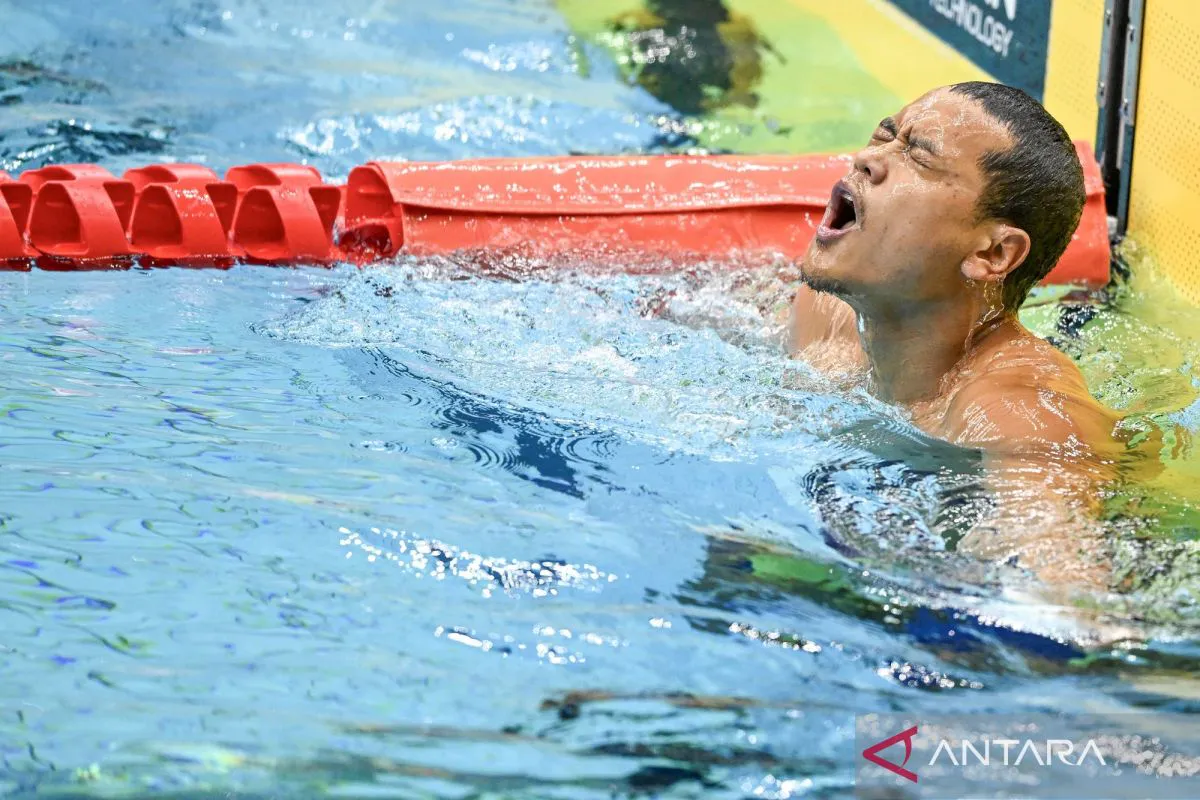 Swimming pool with lane ropes and backstroke starting equipment