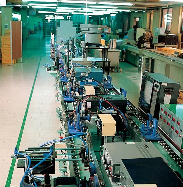 Semiconductor components on an electronic circuit board