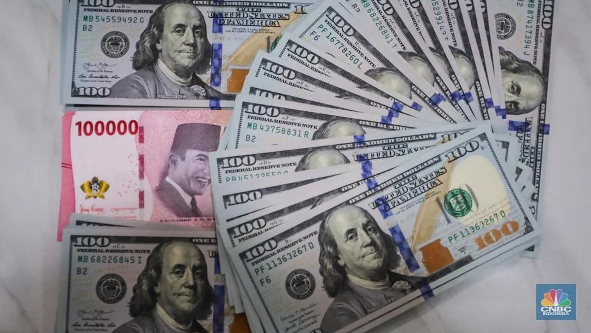 Indonesian rupiah banknotes beside US dollar banknotes