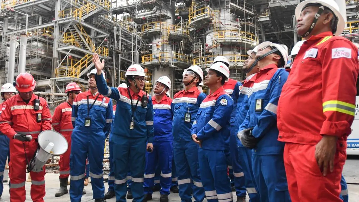 Storage tanks and processing equipment at an oil refinery