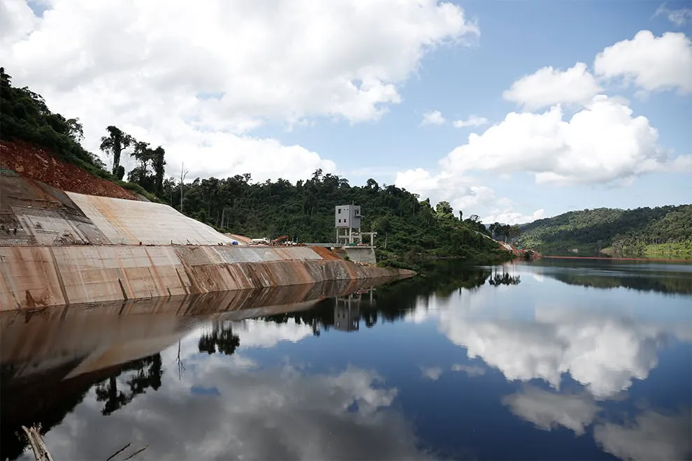 Illustration of a hydropower dam with a reservoir and downstream waterway