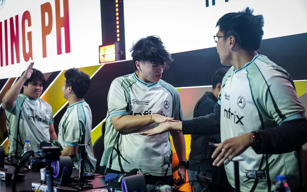 Mobile gaming devices arranged on an esports competition desk
