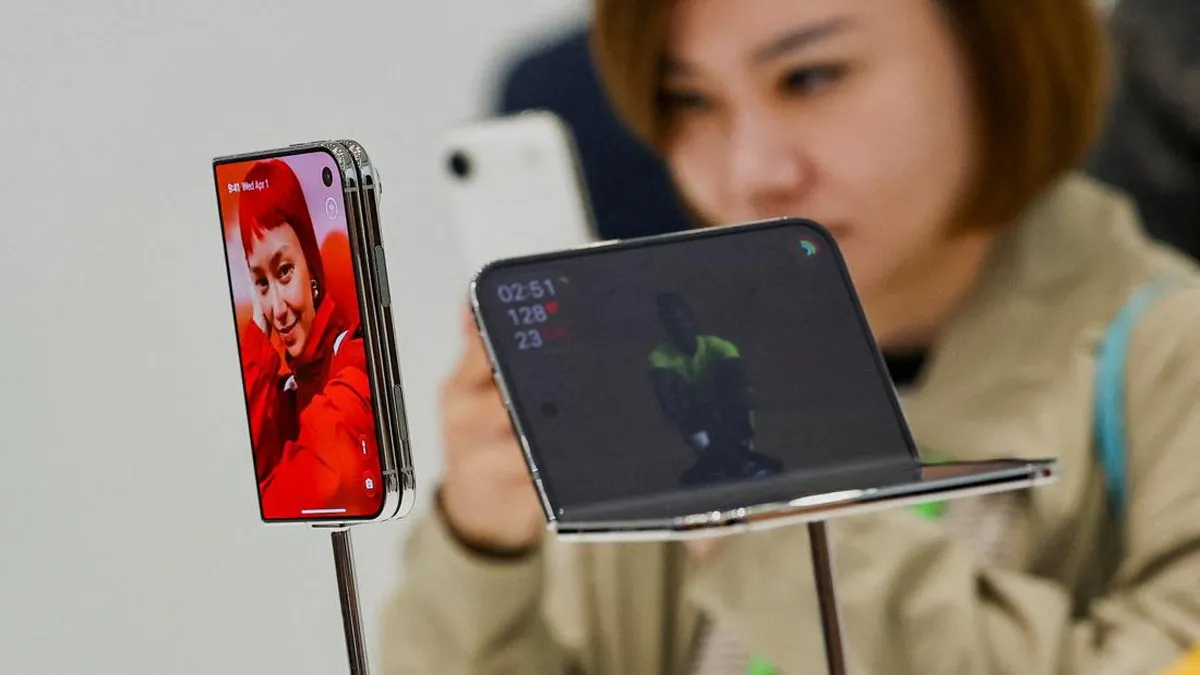 Illustration of a foldable smartphone beside its unfolded screen