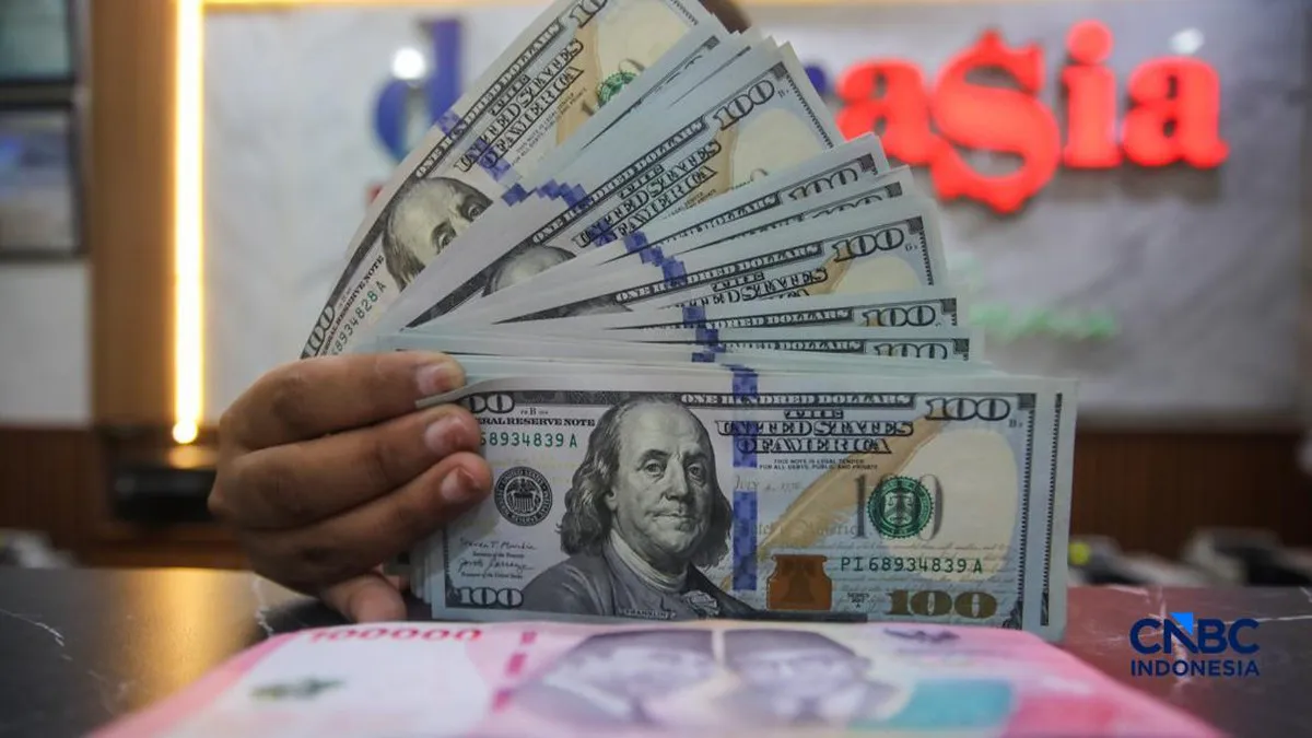 Indonesian rupiah banknotes alongside US dollar banknotes
