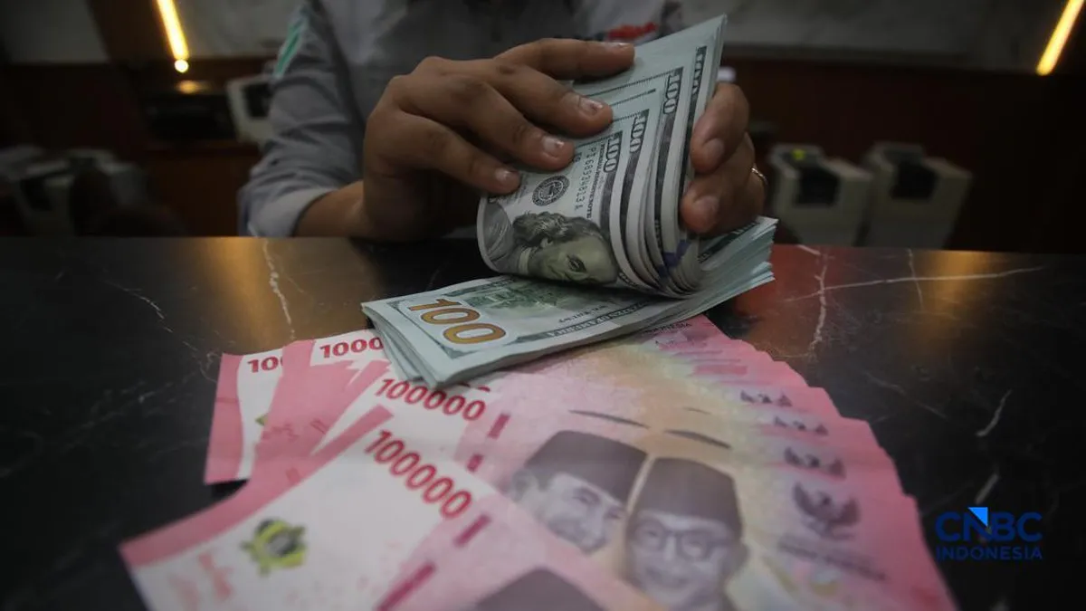 Indonesian rupiah banknotes alongside US dollar notes