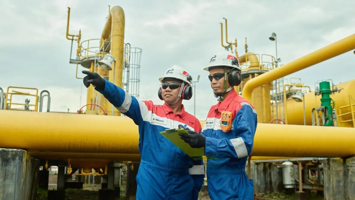 Liquefied natural gas storage tanks and industrial pipelines