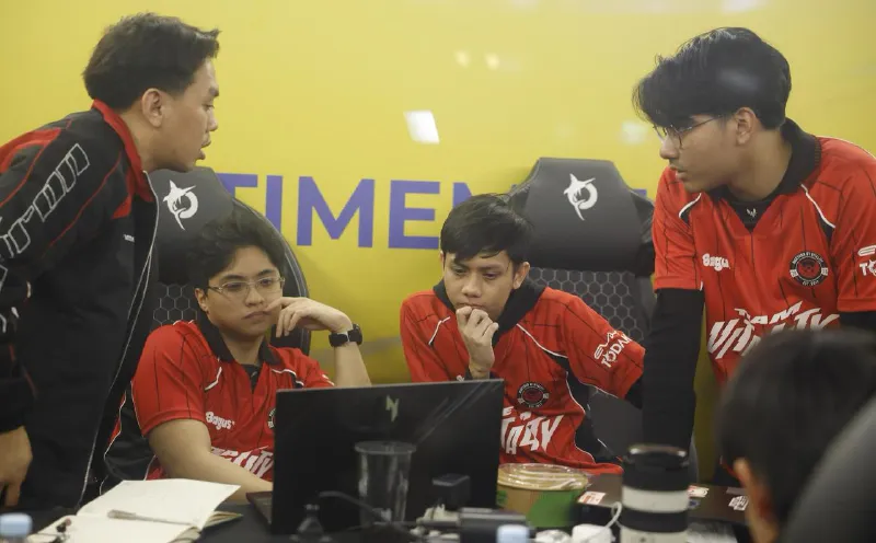 Mobile gaming devices arranged on an esports competition desk