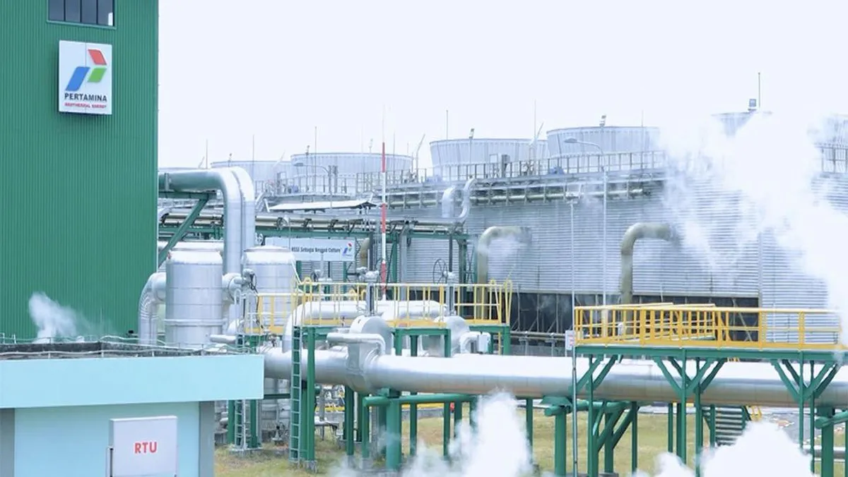 Pipes and generating facilities at a geothermal power plant