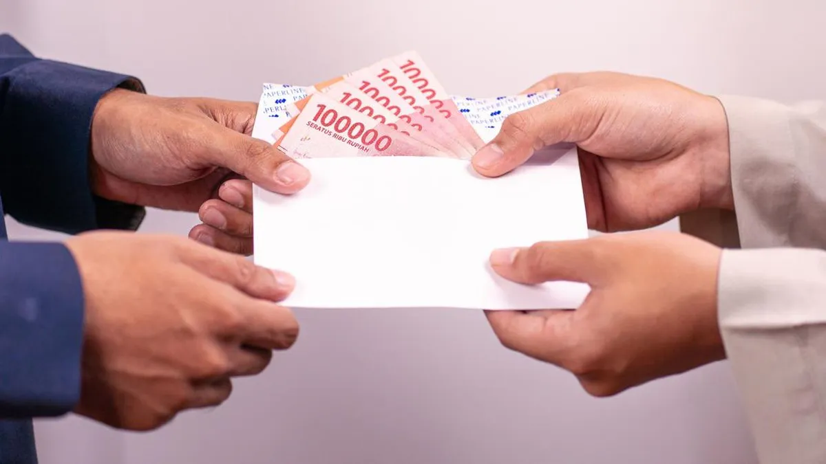 Indonesian rupiah banknotes beside US dollar banknotes