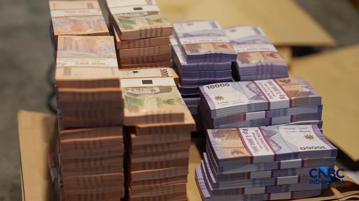 Indonesian rupiah banknotes alongside US dollar banknotes
