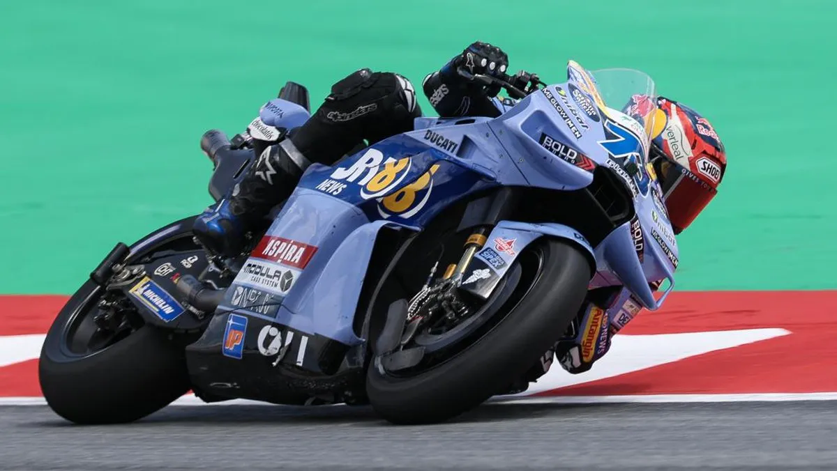 Motorcycle racing circuit with starting grid markings