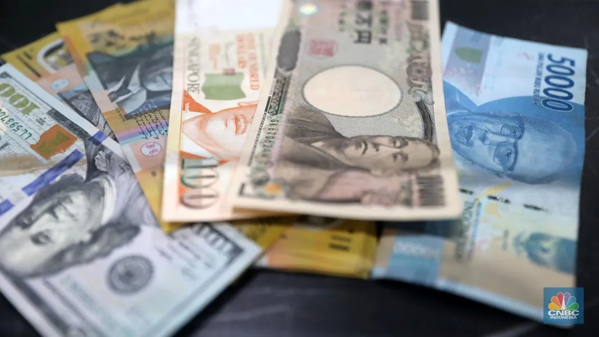 Malaysian ringgit and Indonesian rupiah banknotes
