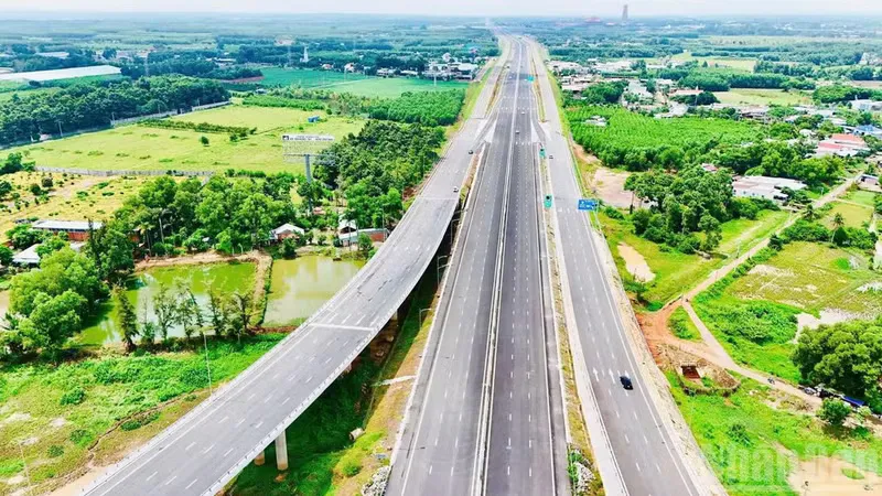 Illustration of airport access roads with separate lanes for buses, taxis and private vehicles