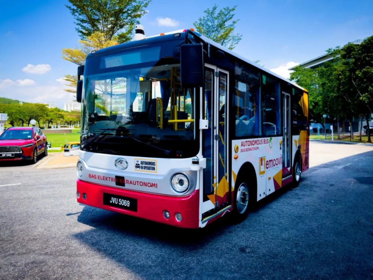 Illustration of an electric bus at an urban bus stop